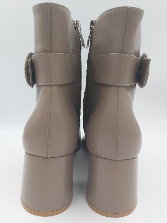Gianvito Rossi, Womens, Leather Buckle Pointed-Toe